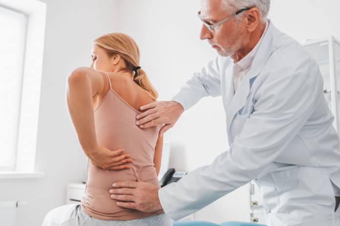 Die Osteopathie setzt bei Alltagsbeschwerden wie Rücken-, Nacken- oder Kopfschmerzen an und soll diese lindern.